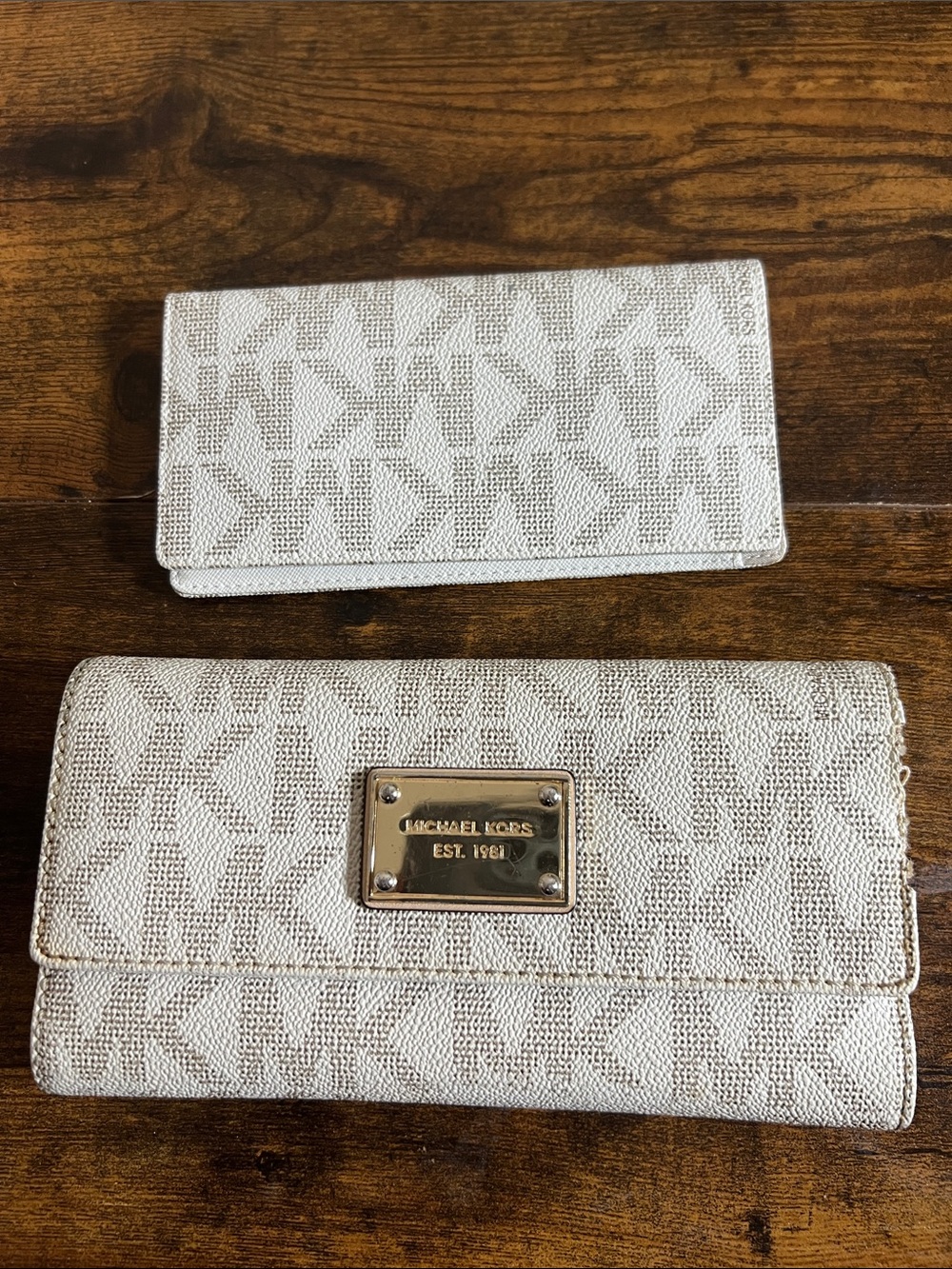 Michael Kors Cream/Beige Signature Continental Wallet Set
